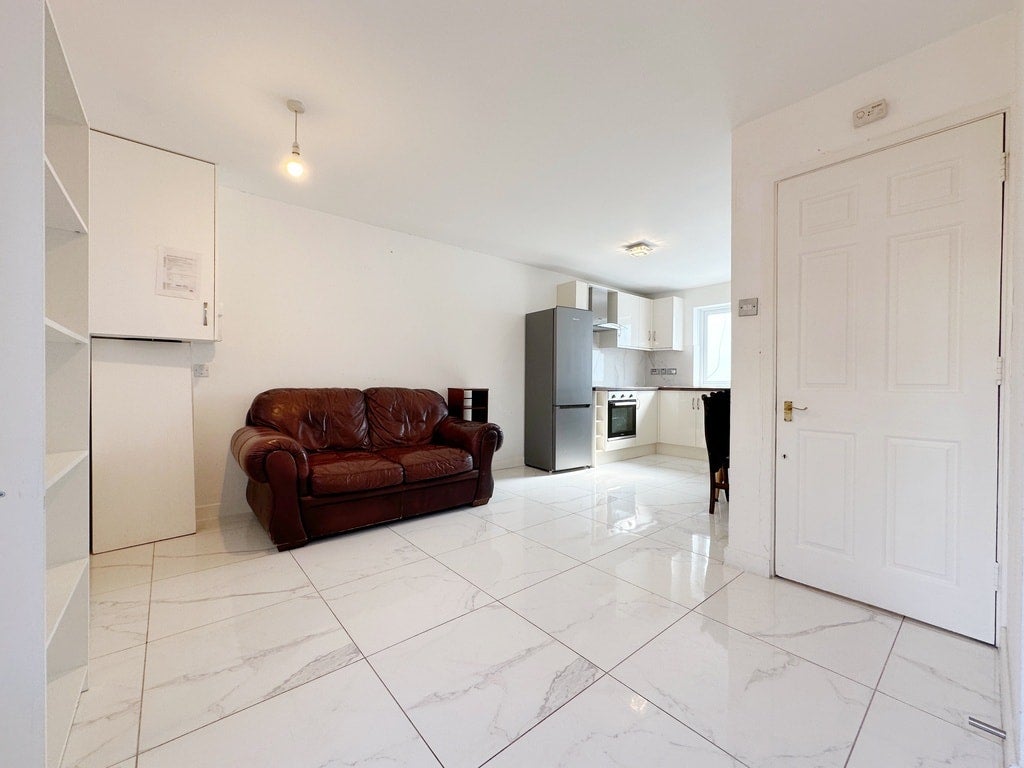 House Barnfield Place in Greater London