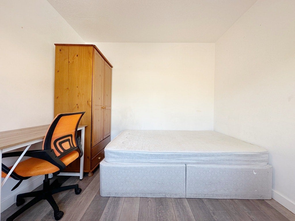 House Barnfield Place in Greater London