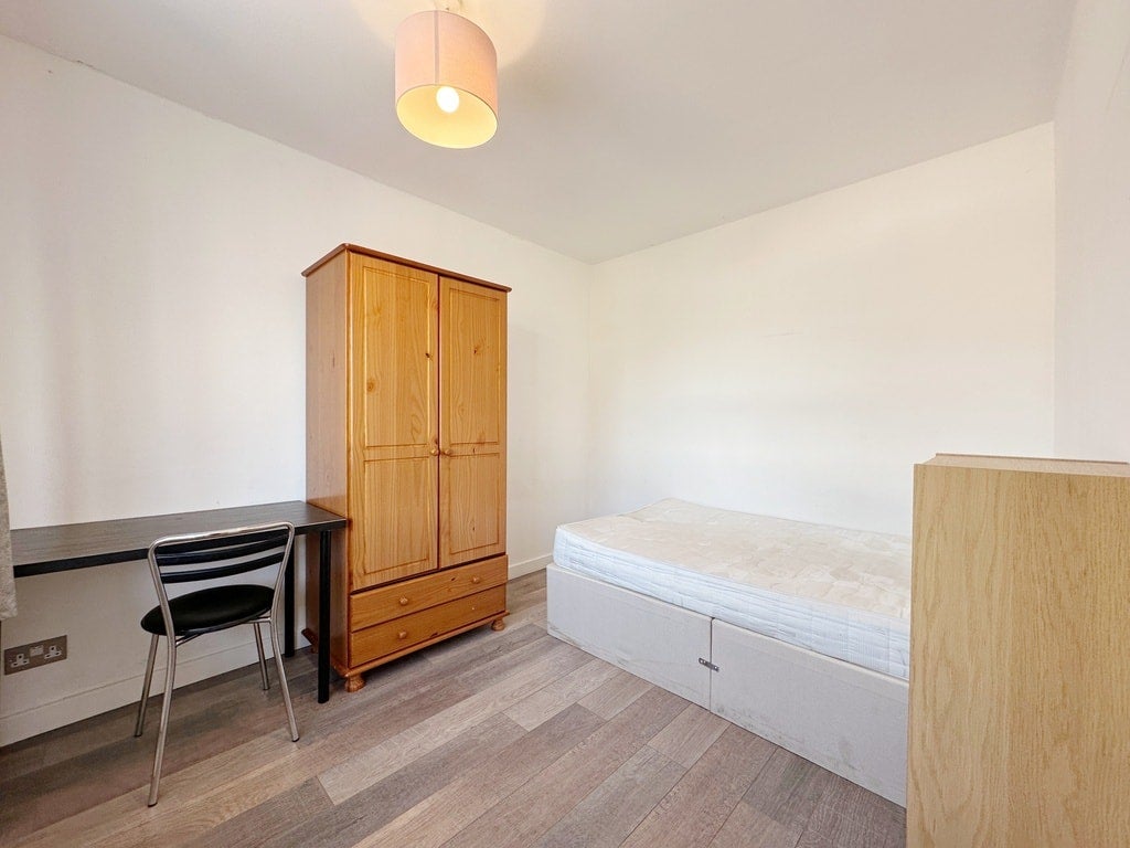 House Barnfield Place in Greater London