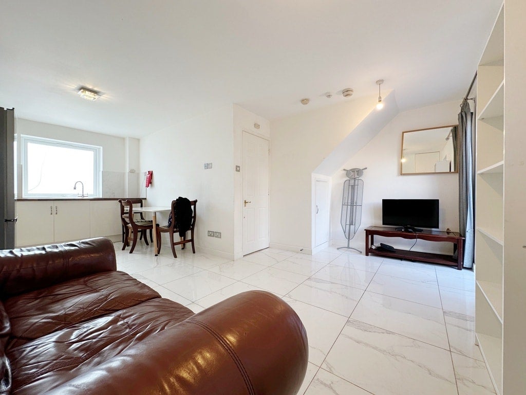 House Barnfield Place in Greater London