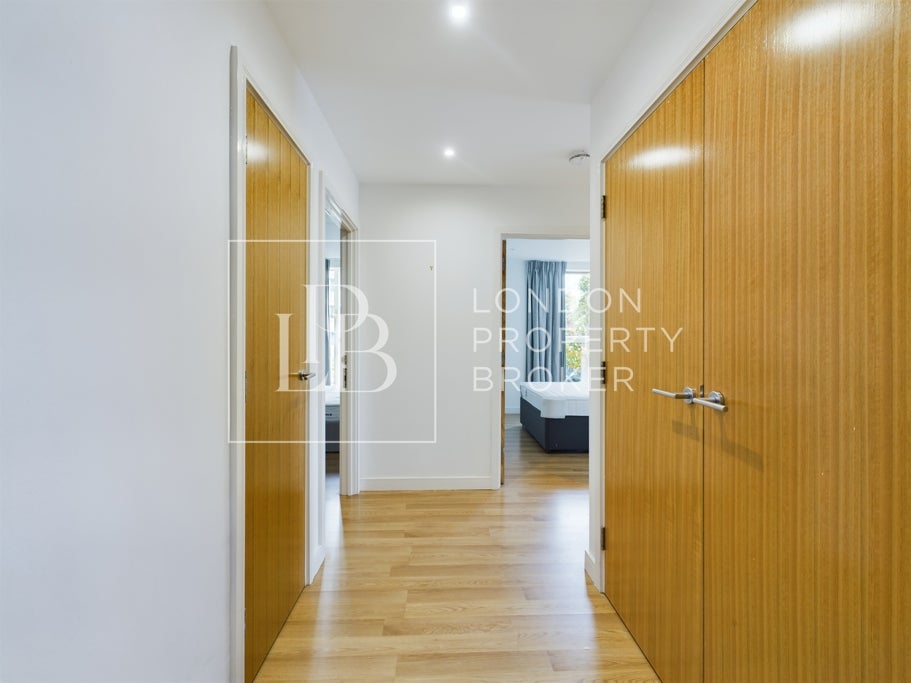 Flat Riverside Gardens in Greater London