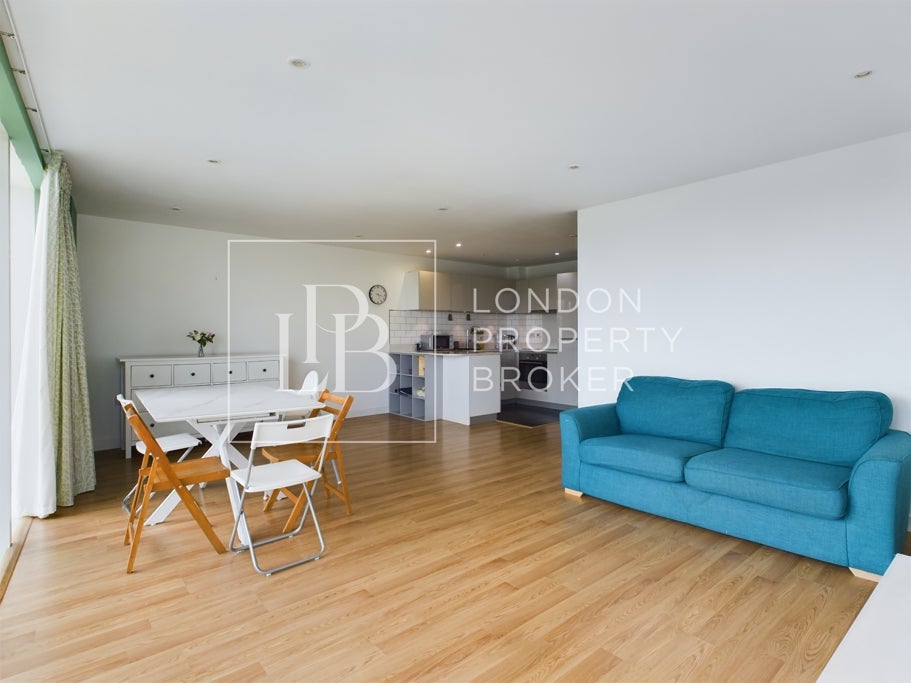 Flat Riverside Gardens in Greater London
