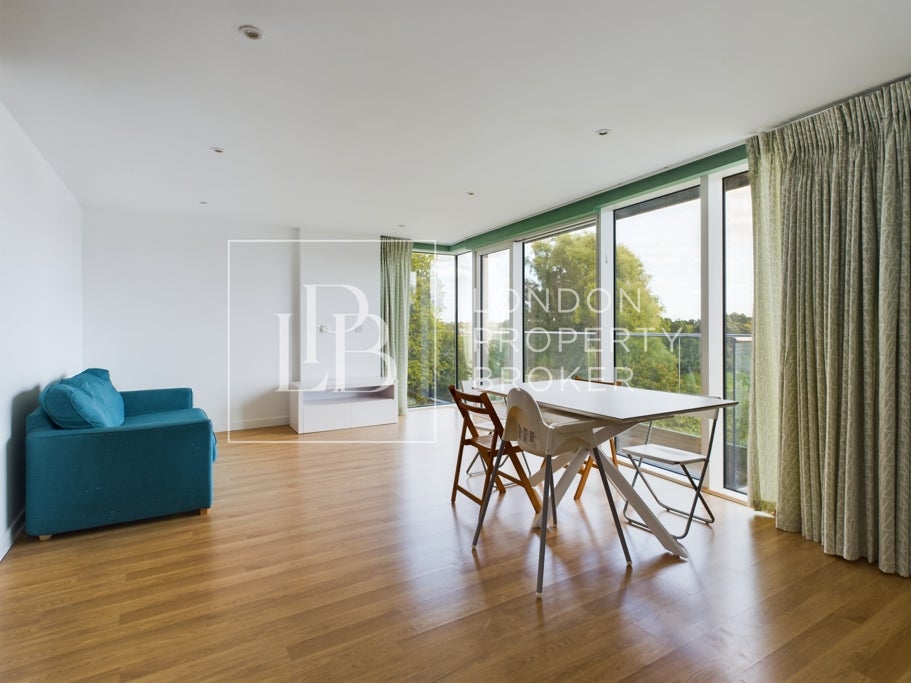 Flat Riverside Gardens in Greater London
