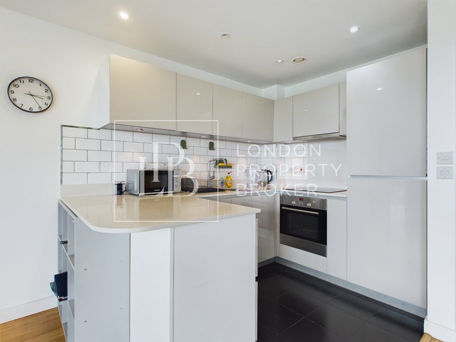 Flat Riverside Gardens in Greater London