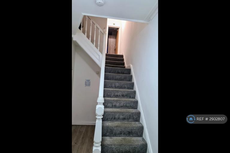 Room The Mount in Birkenhead