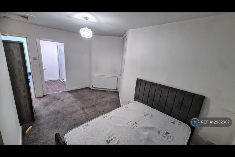 Room The Mount in Birkenhead