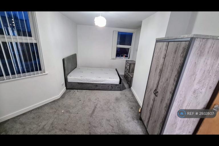 Room The Mount in Birkenhead