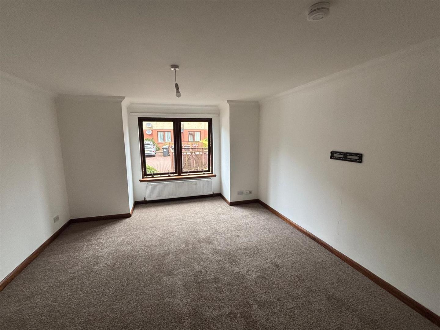 Flat Goldcrest Court in Wishaw