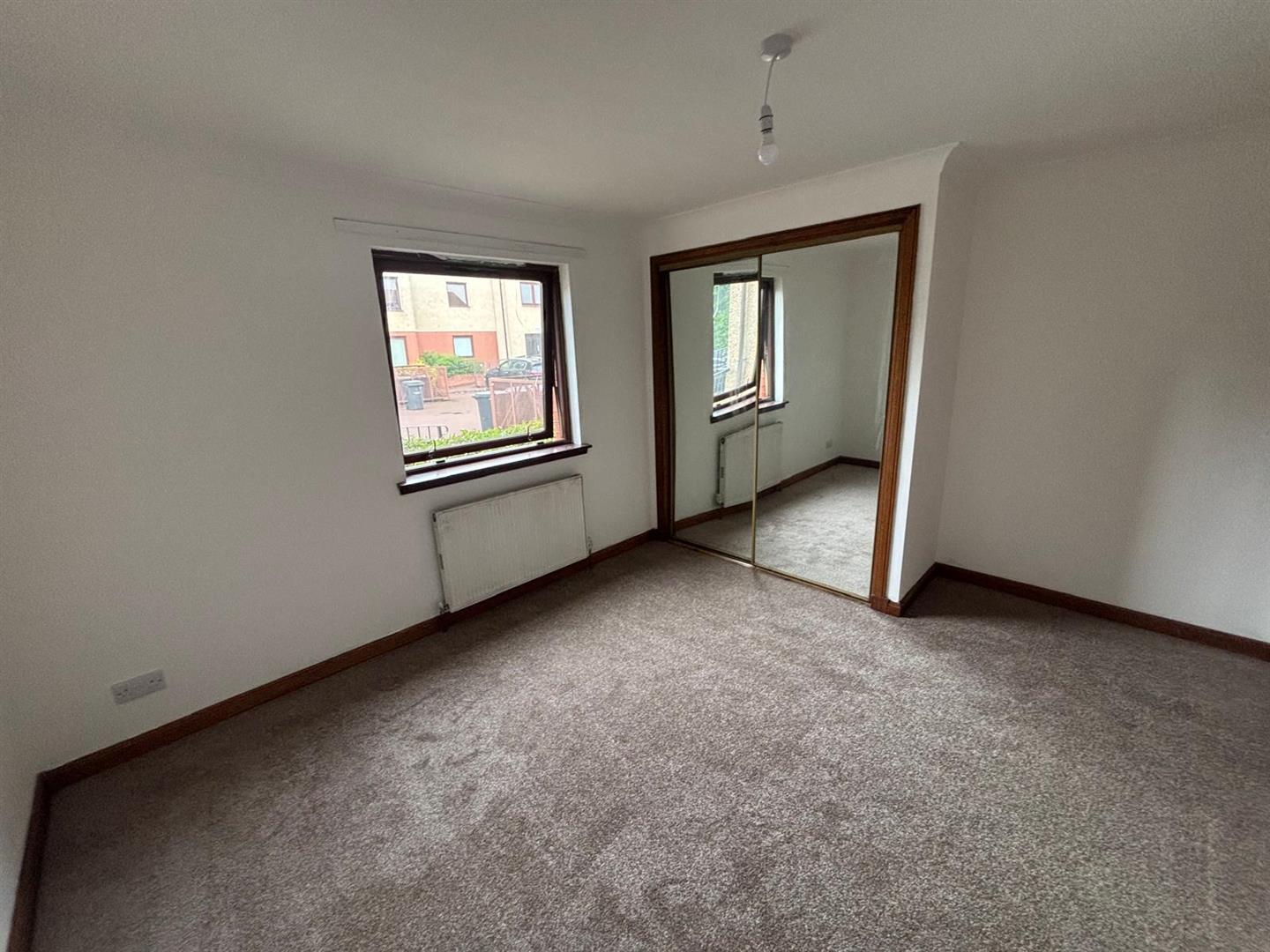 Flat Goldcrest Court in Wishaw