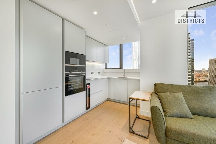 Flat South Quay Square in Greater London