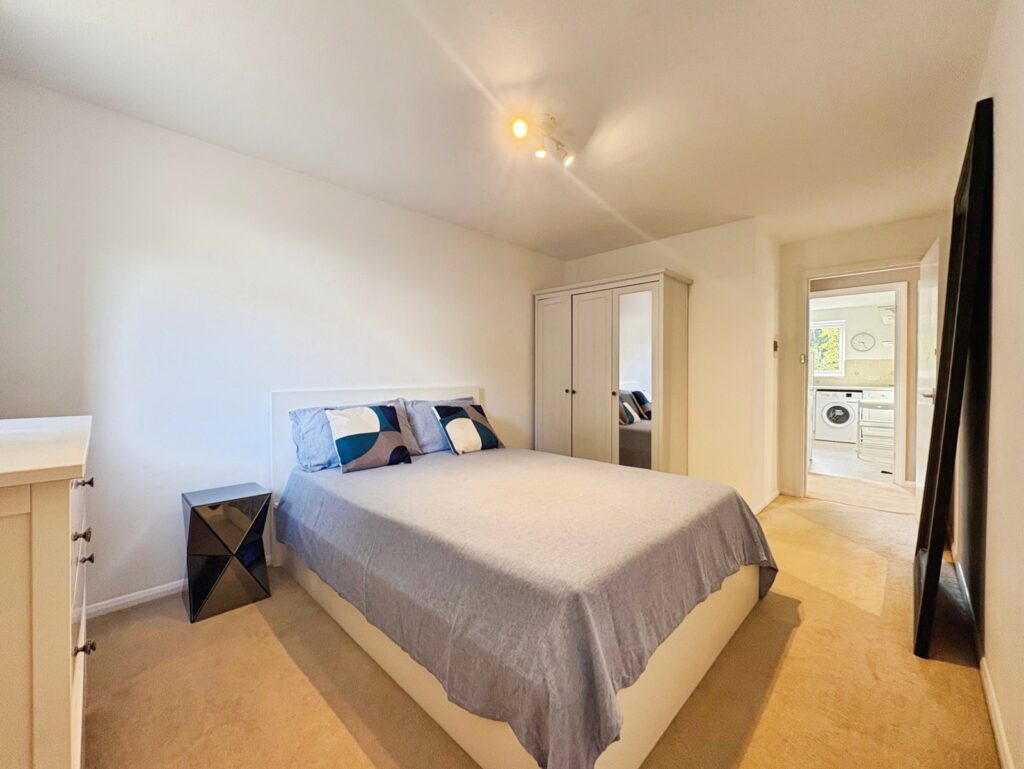 Flat Gordon Road in Surrey Heath