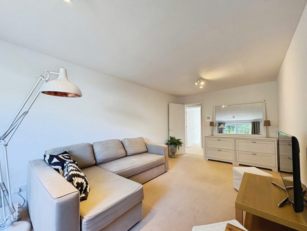 Flat Gordon Road in Surrey Heath