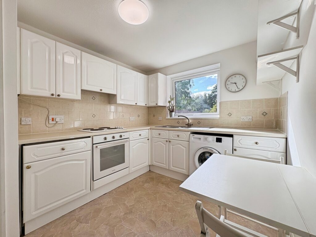 Flat Gordon Road in Surrey Heath