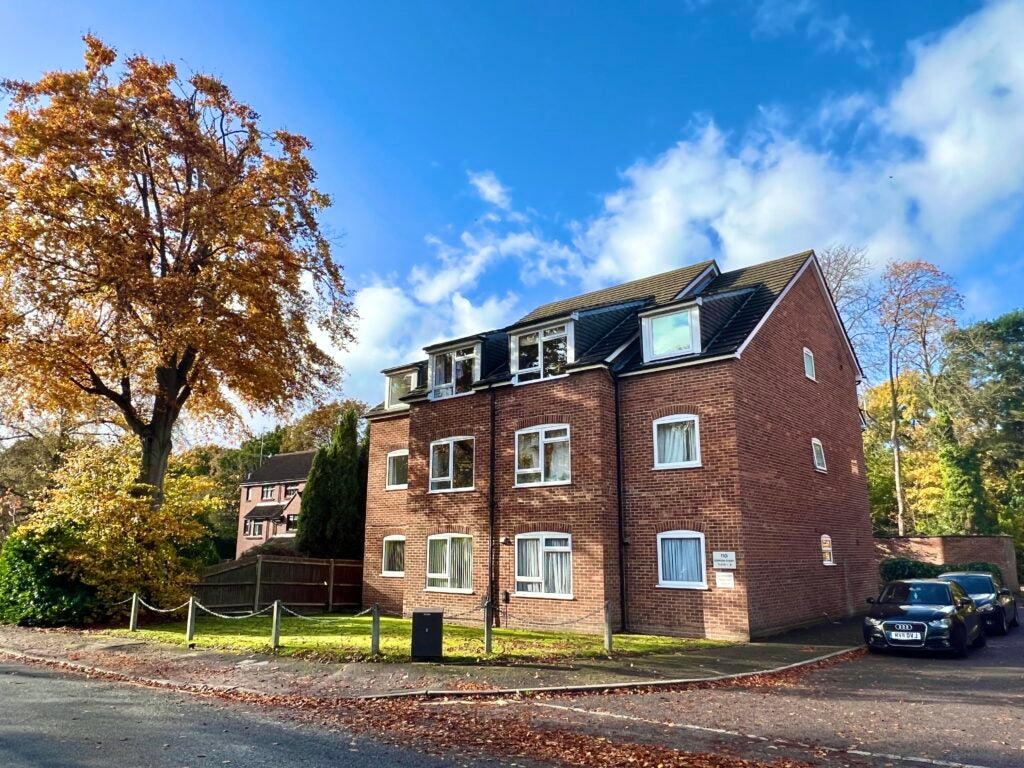 Flat Gordon Road in Surrey Heath
