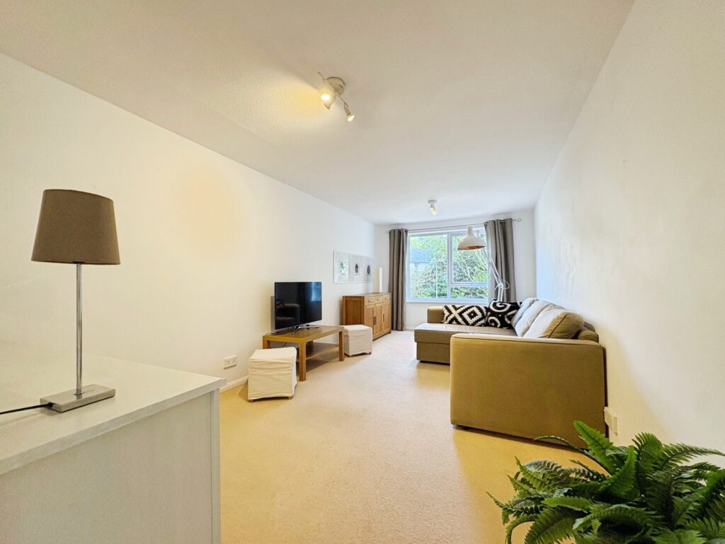 Flat Gordon Road in Surrey Heath
