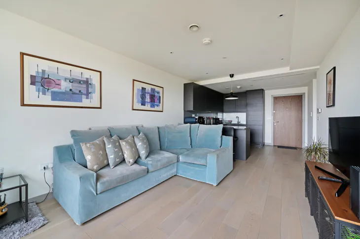 Flat Long Lane in Greater London