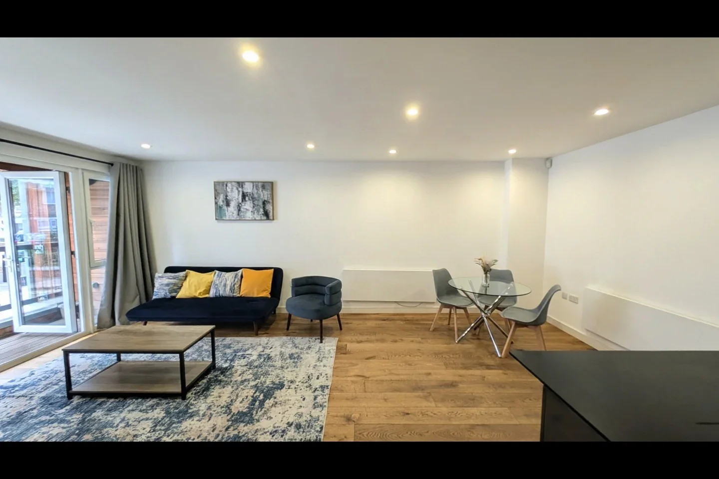 Flat Ropewalk in Greater London