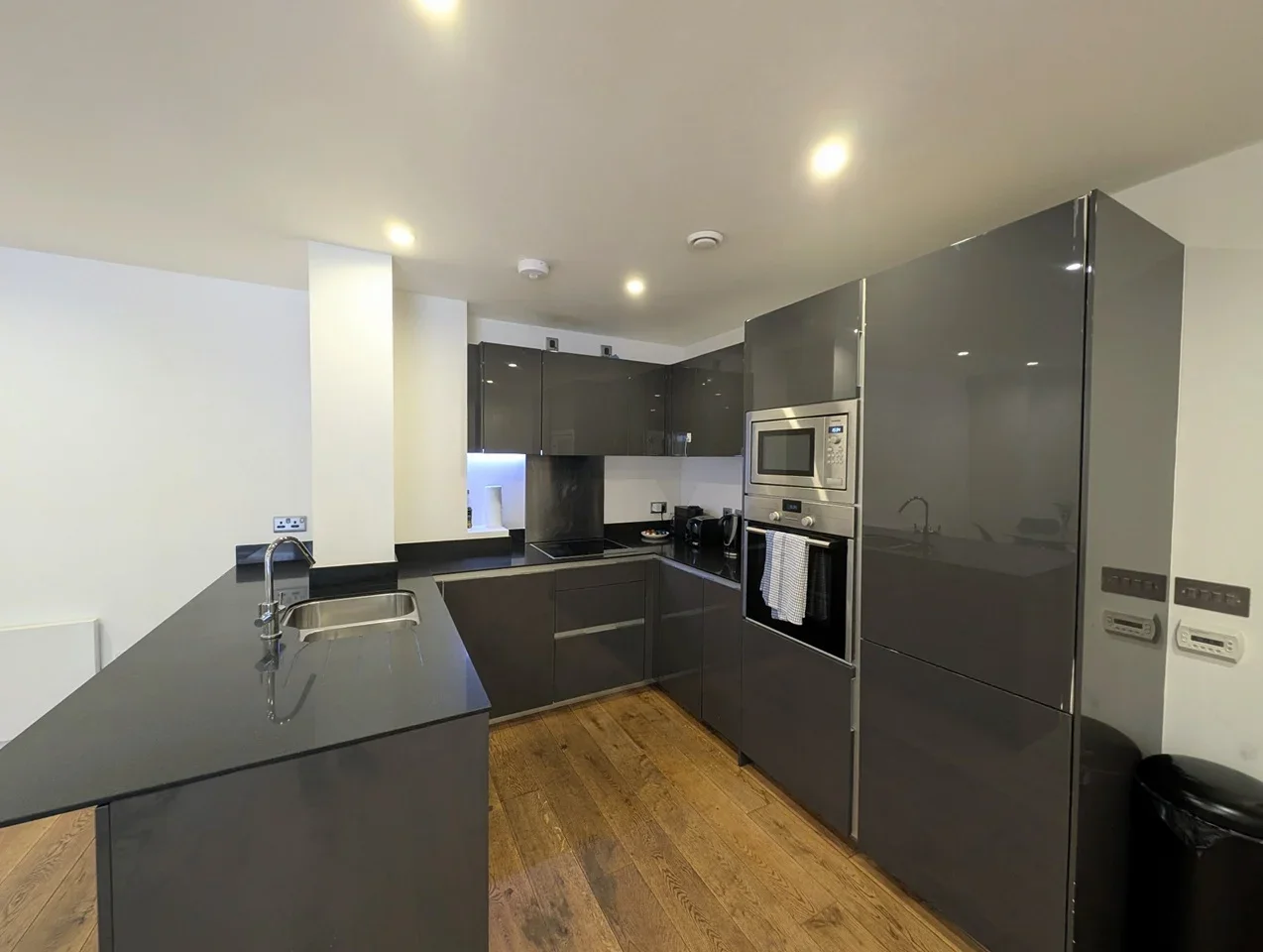 Flat Ropewalk in Greater London
