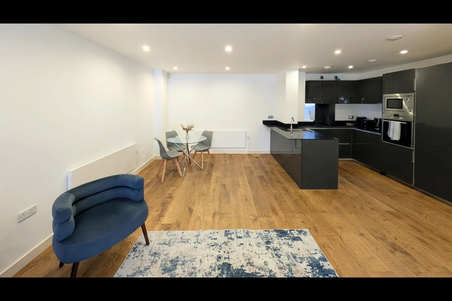 Flat Ropewalk in Greater London