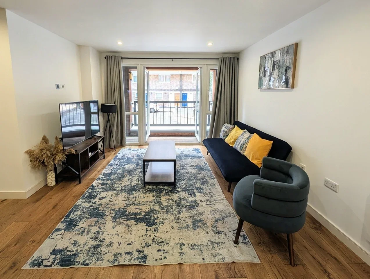 Flat Ropewalk in Greater London