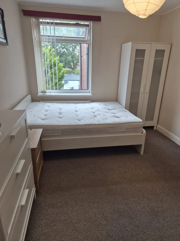Room Castleford Road in Wakefield