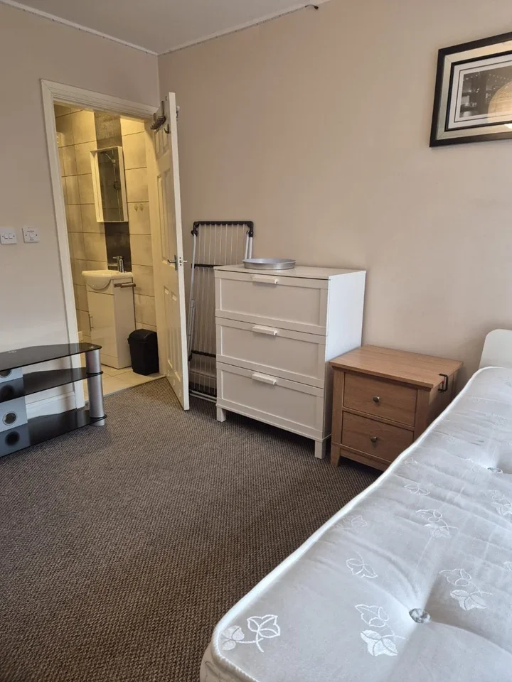 Room Castleford Road in Wakefield