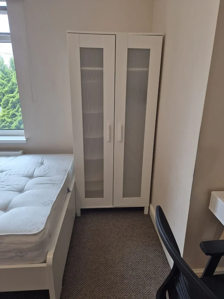 Room Castleford Road in Wakefield