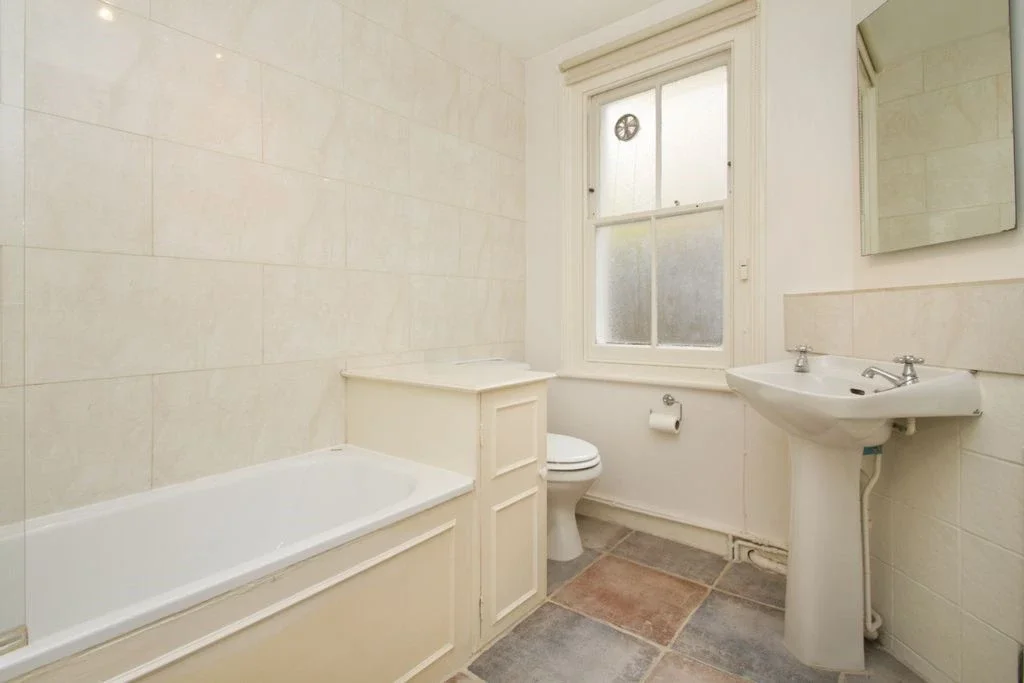 Flat Winfrith Road in Greater London