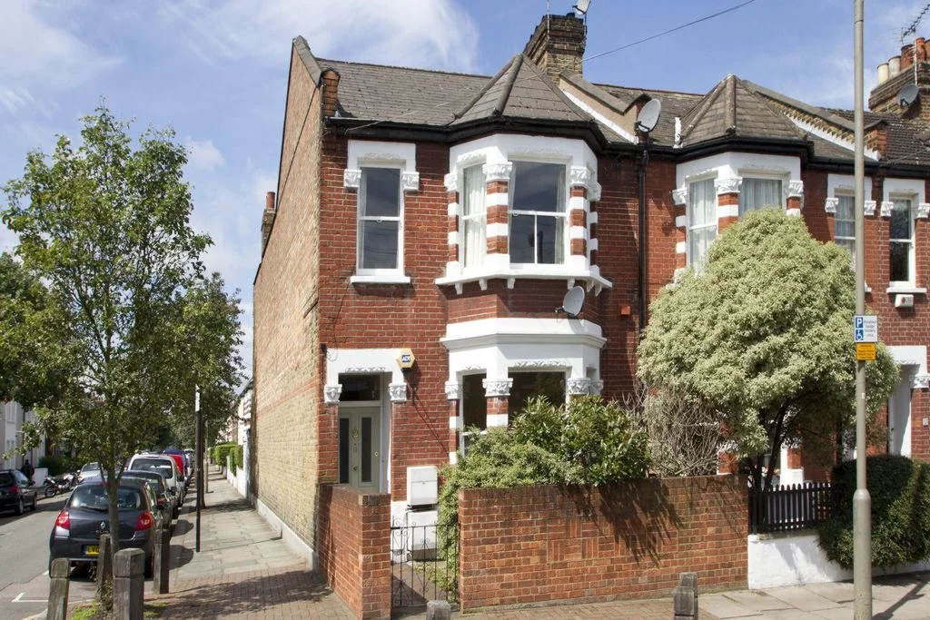 Flat Winfrith Road in Greater London