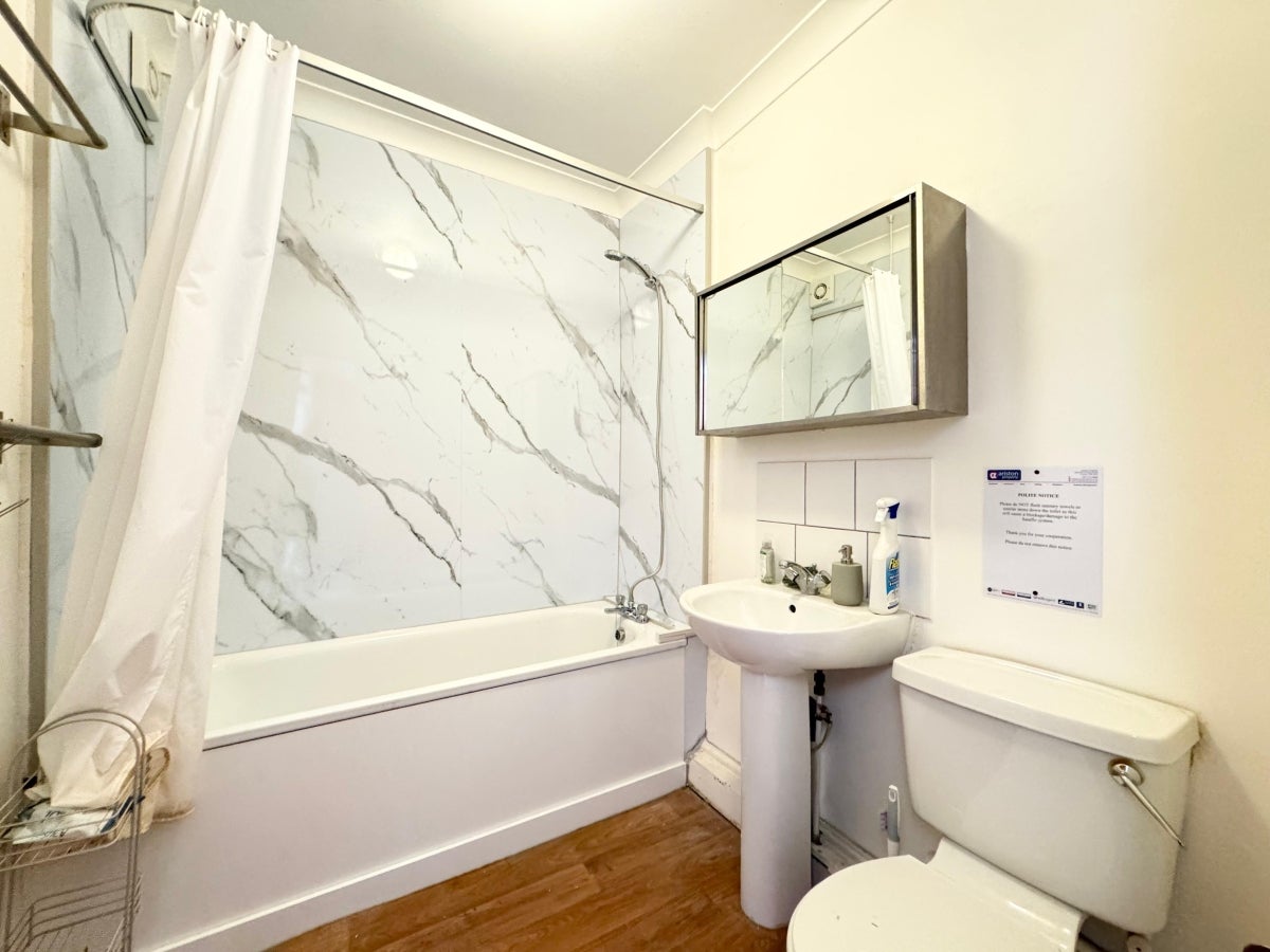 Flat Hemingford Road in Greater London