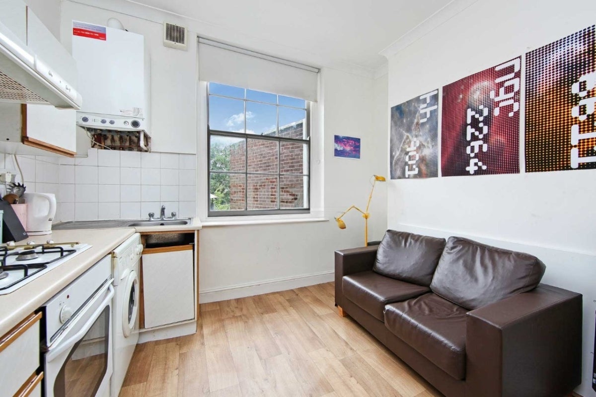Flat Hemingford Road in Greater London