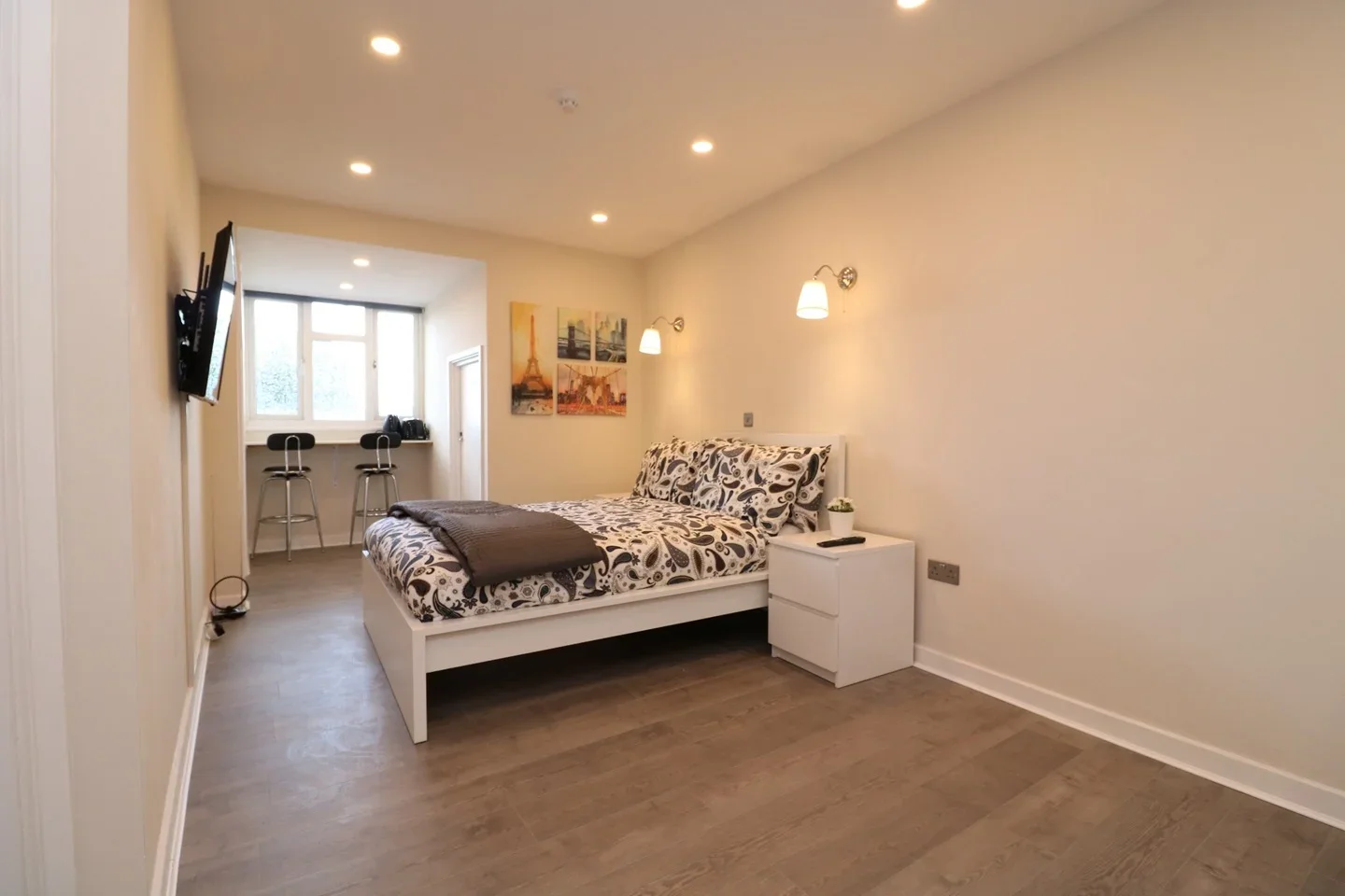 Flat Alice Way in Greater London