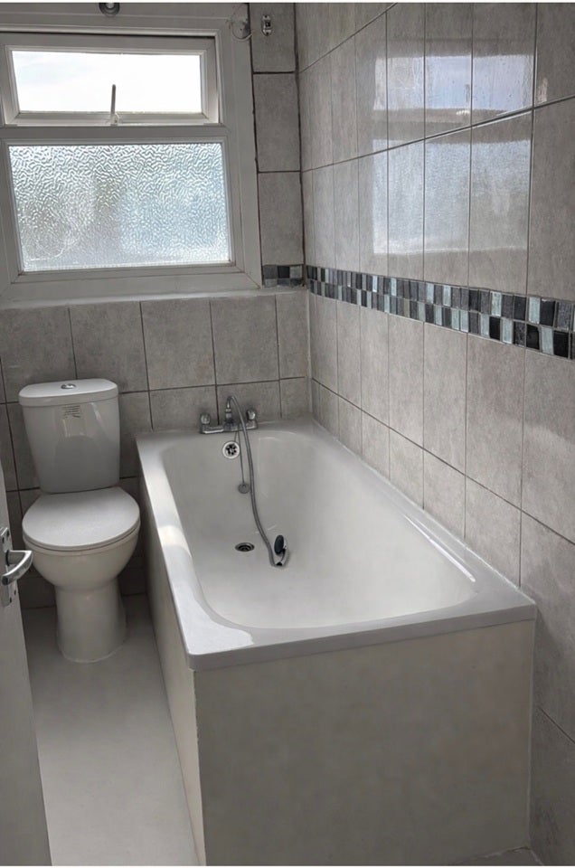 Flat Garratt Lane in Greater London