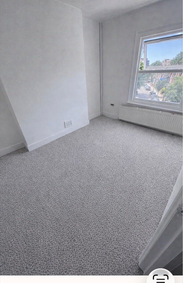Flat Garratt Lane in Greater London