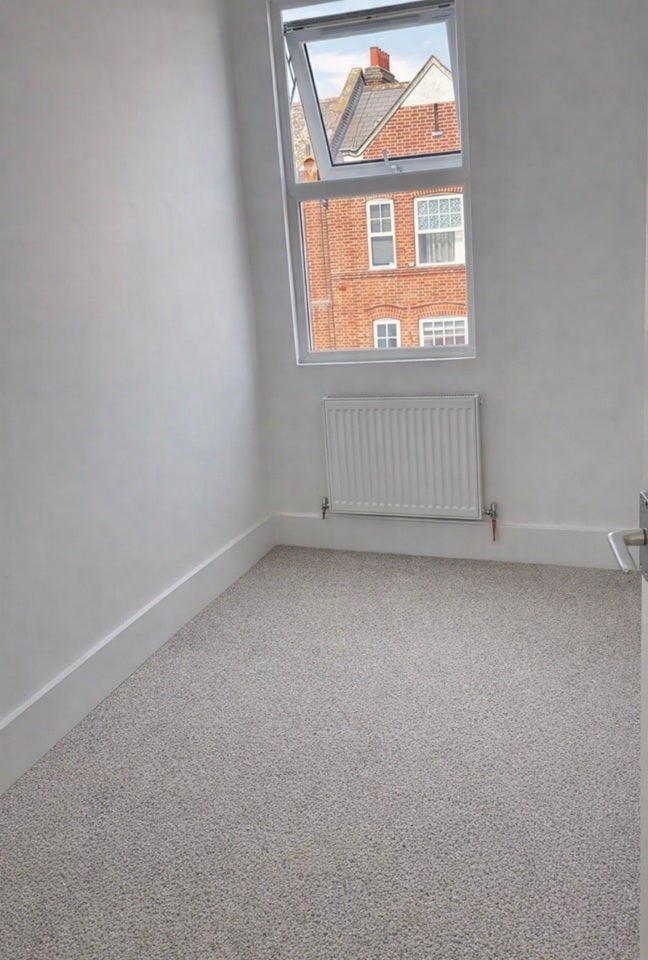 Flat Garratt Lane in Greater London