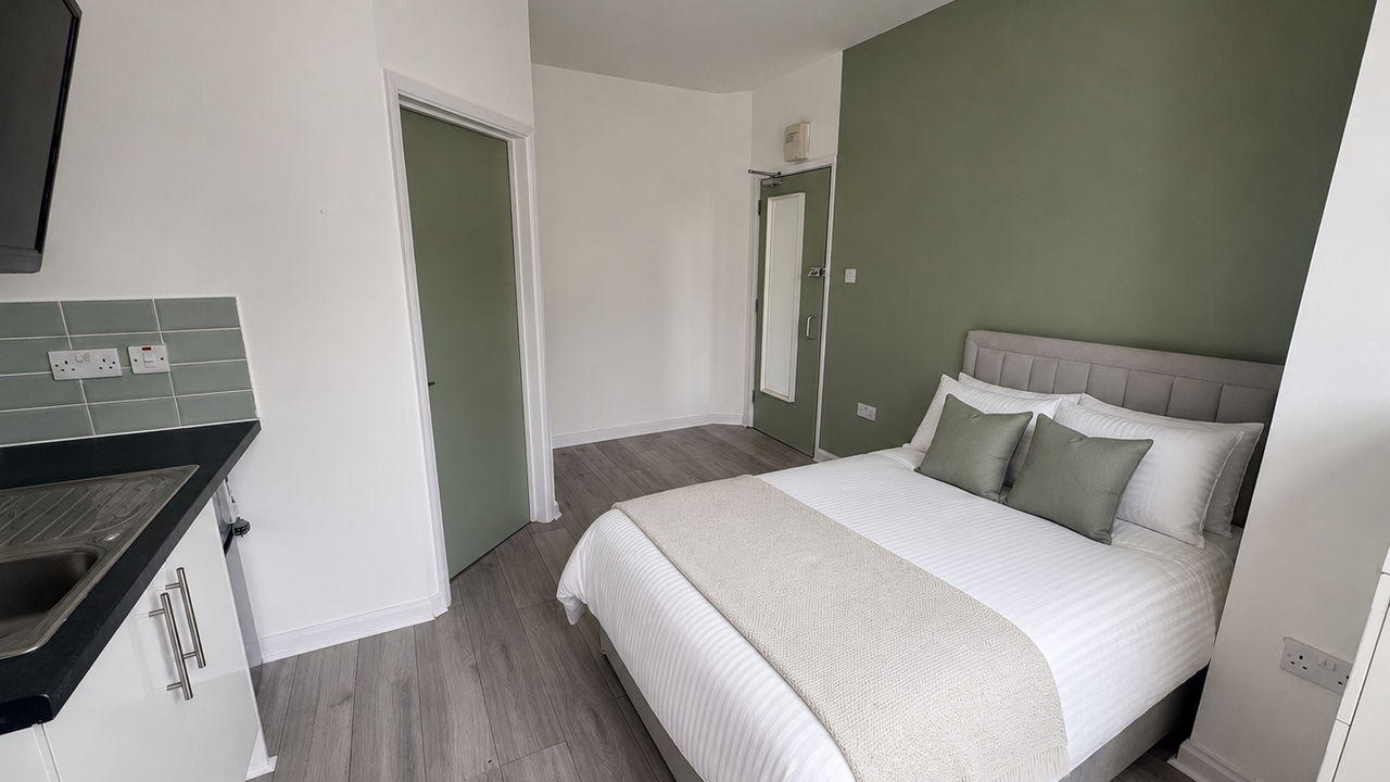 Room Ashburnham Road in Luton