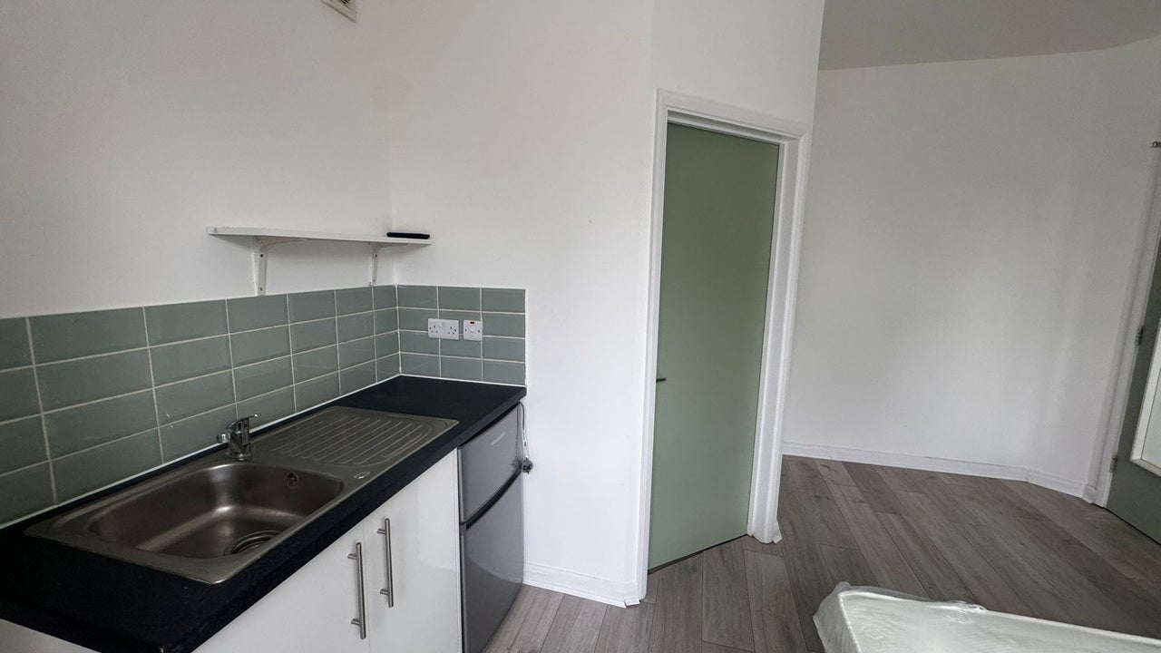 Room Ashburnham Road in Luton