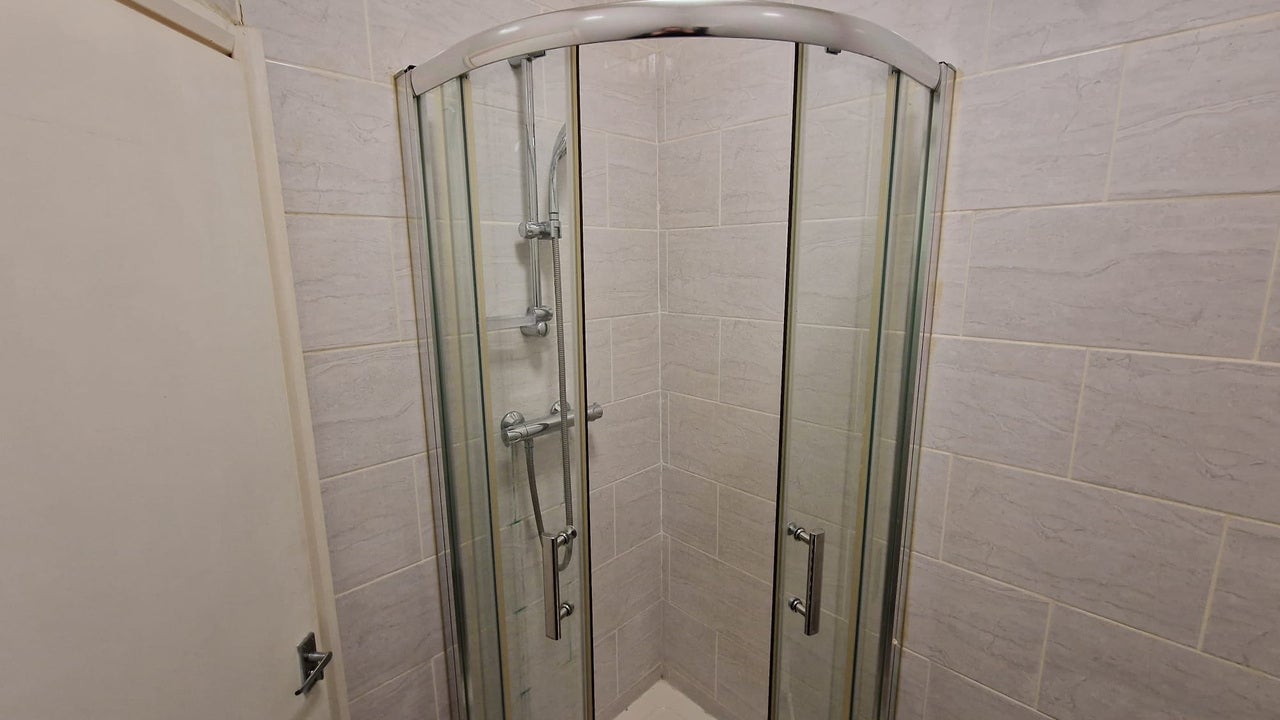 Room Ashburnham Road in Luton