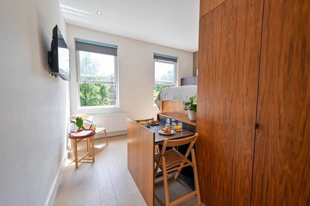 Flat Dennington Park Road in Greater London