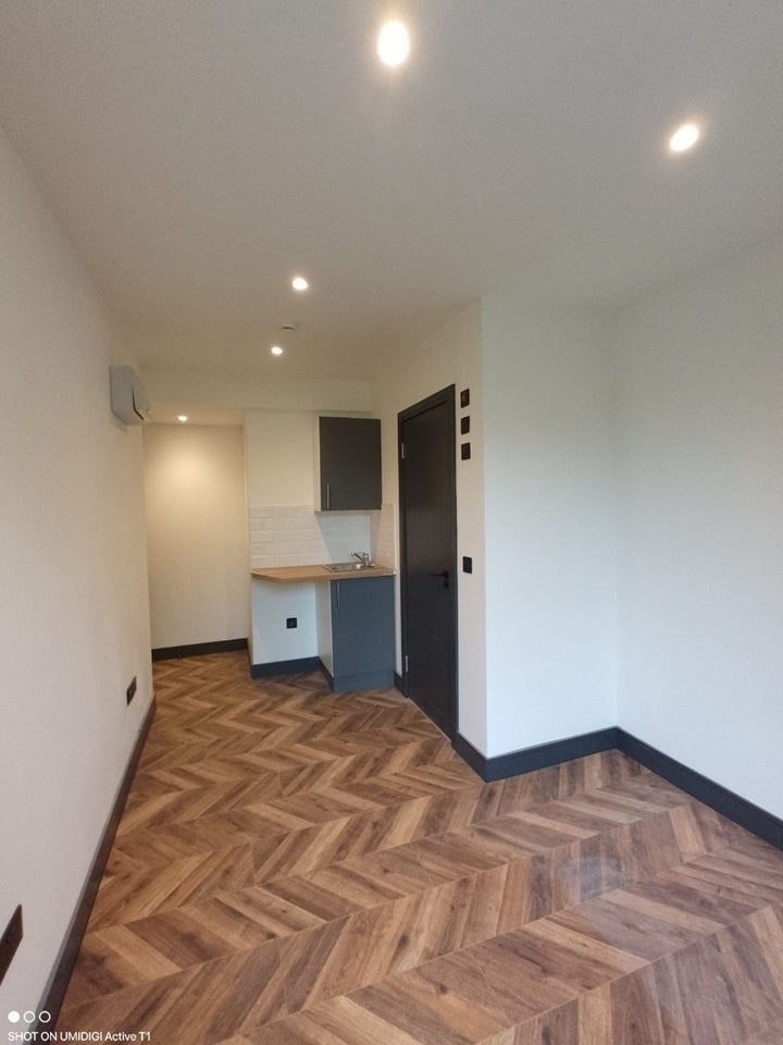 Room Balham High Road in Greater London