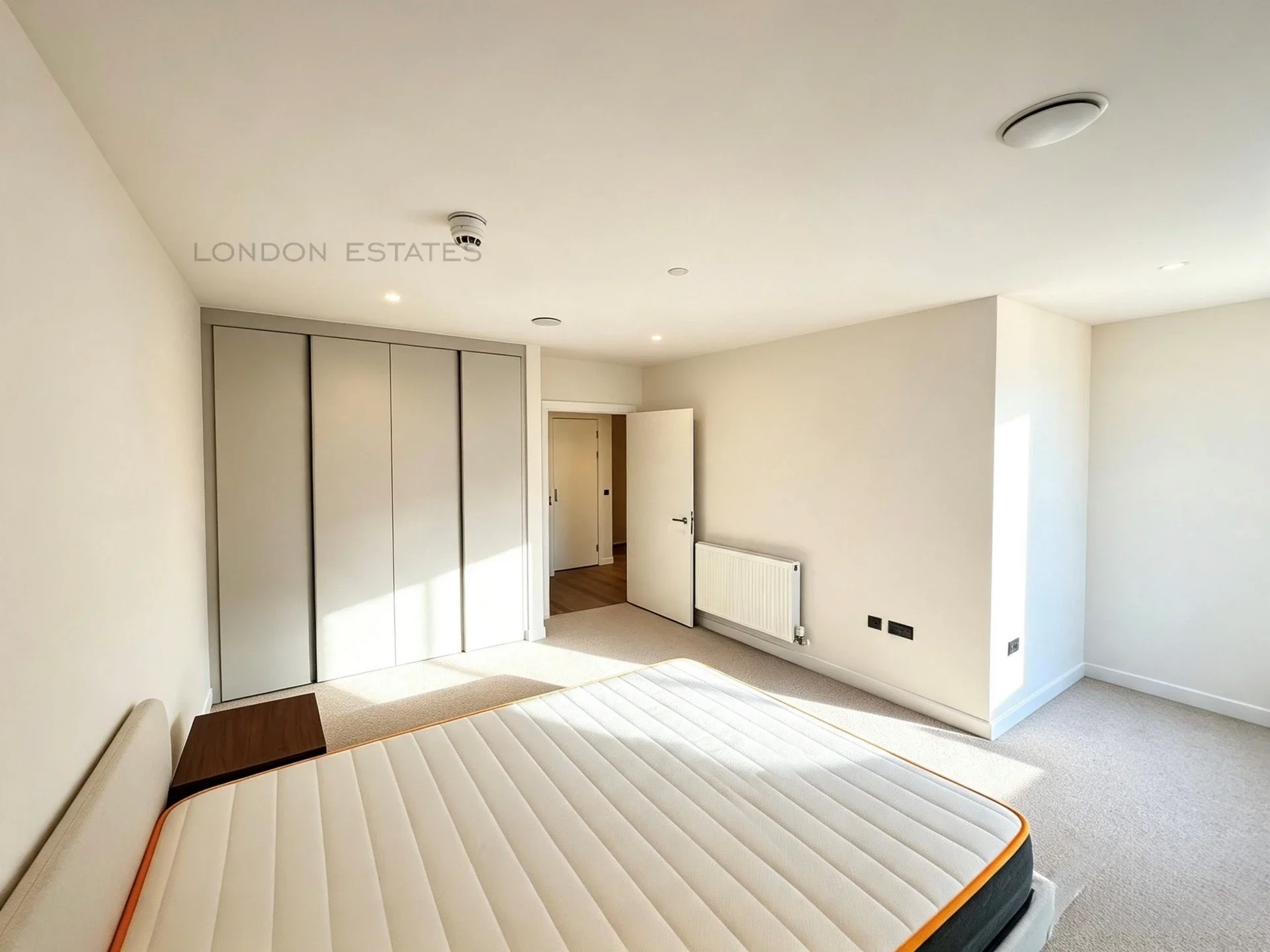Flat Carnwath Road in Greater London