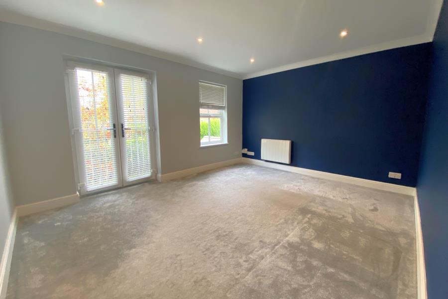 Flat Broomhall Road in Woking