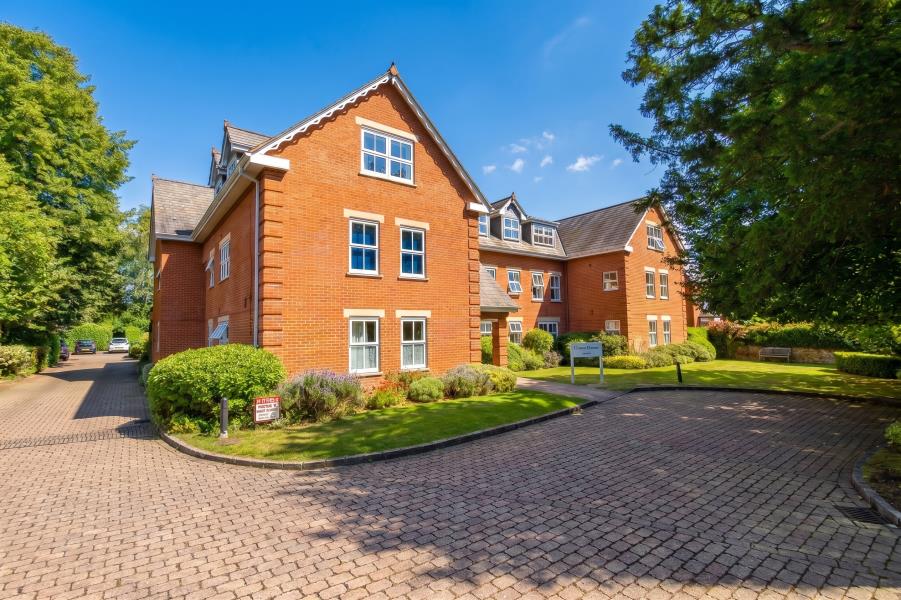 Flat Broomhall Road in Woking