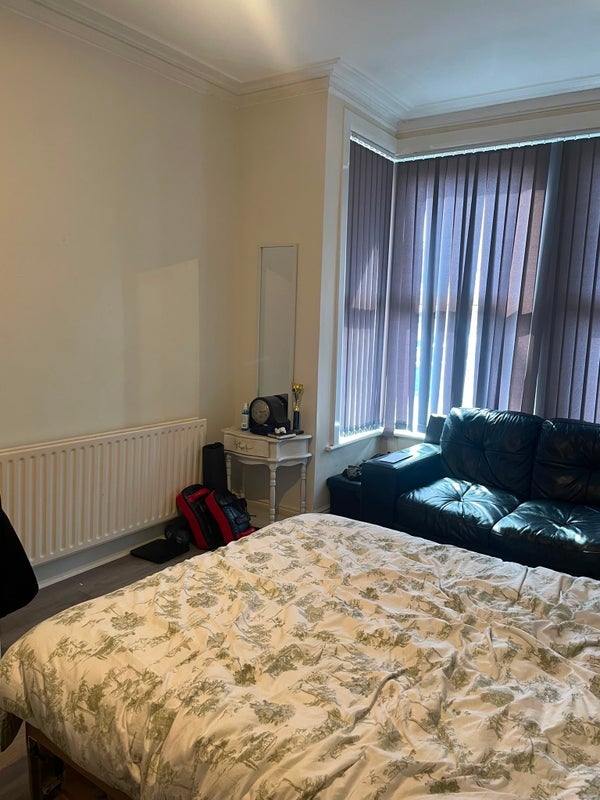 Room Back Kirkstall Avenue in Leeds