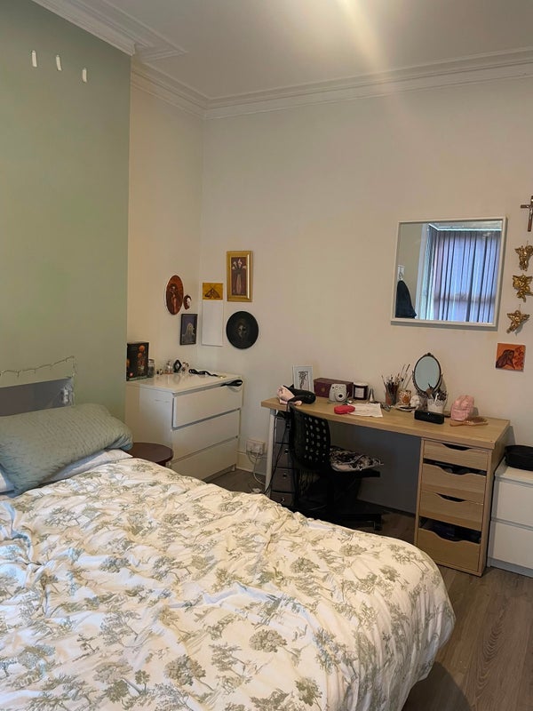 Room Back Kirkstall Avenue in Leeds