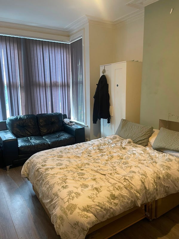 Room Back Kirkstall Avenue in Leeds
