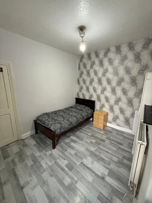 Room Woodfield Road in Manchester