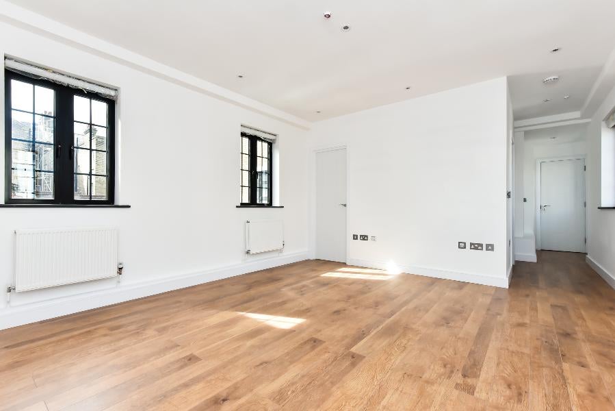 Flat Venn Street in Greater London