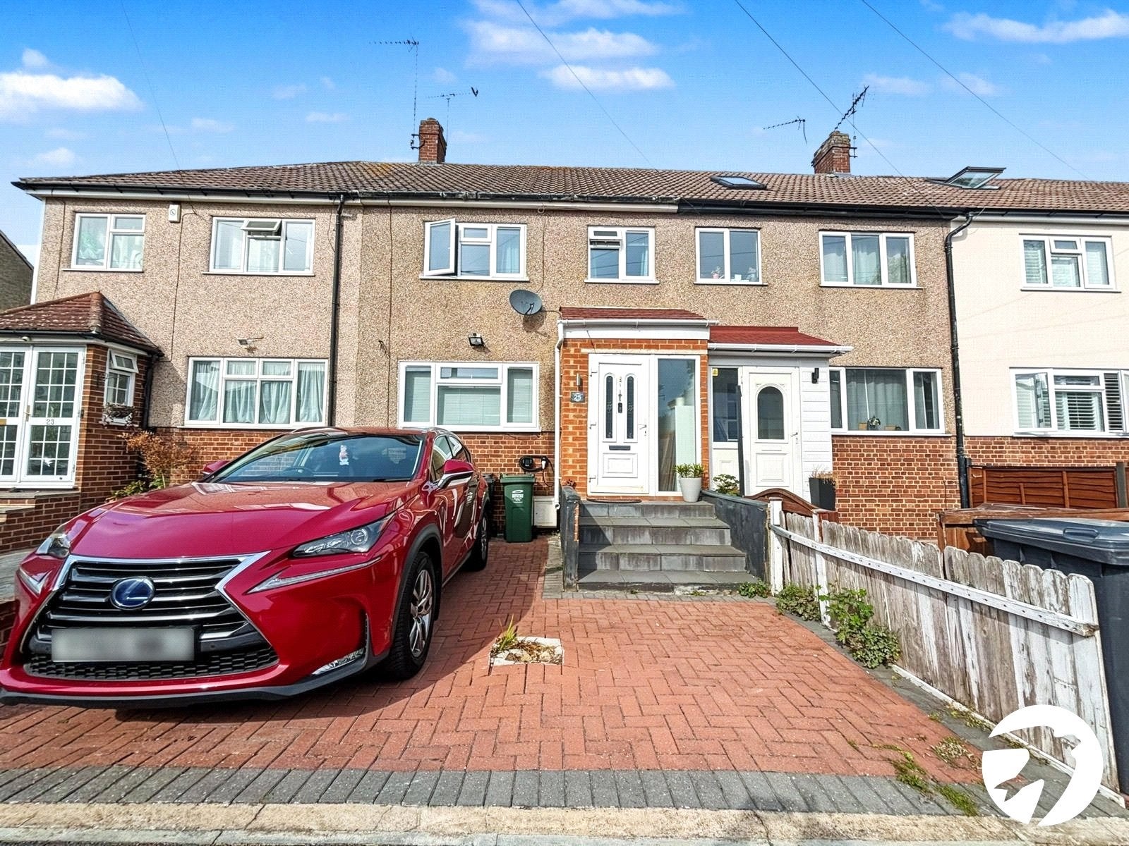 House Walnut Tree Avenue in Dartford