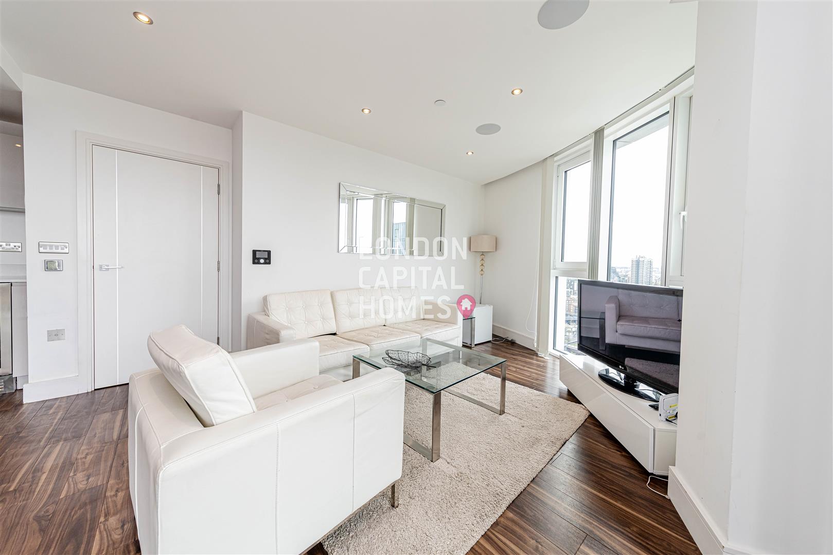 Flat Alie Street in Greater London